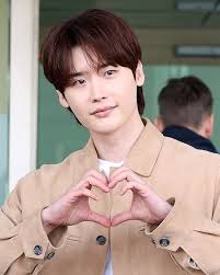 Am I the only one ????? Same energy.