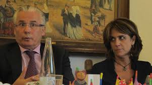 Unas fotografías tomadas de baltasar garzón y dolores delgado hace unos días en roma, entre las que se incluyen las realizadas durante una cena para dos, hicieron pensar que la escapada tenía tintes románticos. La Ministra De Justicia Tuvo Un Extrano Papel En Gurtel Esdiario