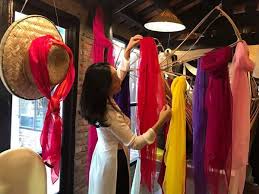 Mua lụa tơ tằm ở làng lụa hội an