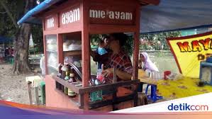 Renyah pangsit yang berpadu dengan mie ayam goreng via instagram/ makankeliling. Kisah Darmiati Sendirian Jualan Mie Ayam Sampai Anak Dapat Beasiswa Unpad