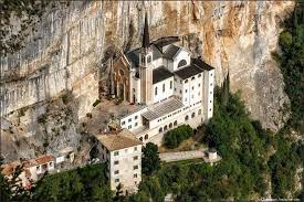 Solenne concelebrazione eucaristica nella basilica superiore. Heiligtum Der Madonna Della Corona In Italien