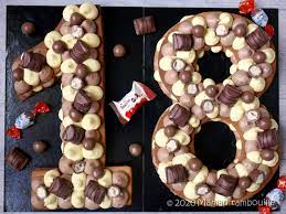 Allez voir du coté de cette recette de number cake à la vanille et poires caramélisées! Number Cake Praline Vanille Maman Tambouille