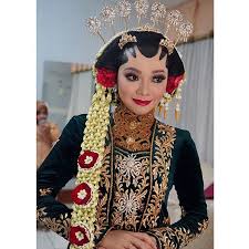 Tampil cantik di hari pernikahan tentu menjadi impian semua pengantin. 8 Inspirasi Makeup Paes Untukmu Yang Berhijab Walau Tertutup Masih Bisa Mengusung Pernikahan Adat Daerahmu Lho