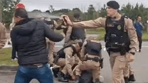 Voz do Trabalhador – PM ataca trabalhadores e agride líder sindical idoso ao reprimir greve de metalúrgicos no PR