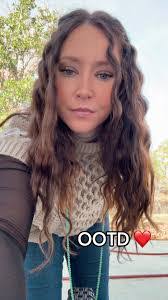 Kaitlyn Farris's Instagram, Twitter & Facebook