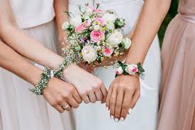 Originelle Landhaushochzeit Mit Vw Bulli Braut Und Brautjungfern Blumenstrauss Hochzeit Hochzeit Brautjungfern