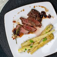 Hirschrucken Mit Cranberry Portwein Sauce Und Sesam Pastinaken Einfach Nachschlagen Rezept Hirschbraten Rezept Fleisch Gerichte Abendessen Rezepte