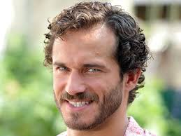 Paulo Rocha assina contrato de 3 anos com a Globo