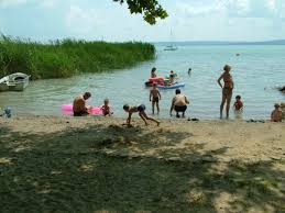 Balatonudvari is situated by the shore of lake balaton, between örvényes and balatonakali, to the west of the tihany peninsula. Balatonudvari