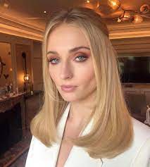Whether you have a pixie, a lob, or long hair, adding layers to your cut will elevate your look. The Best Celebrity Layered Haircuts To Copy Rn Fashionisers C