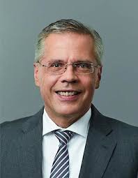 Teambank steht für innovation, transparenz und jahrzehntelange kompetenz und verbindet heute kundenzugänge mobil, online und offline. Alexander Boldyreff Ubergibt Vorstandsvorsitz Der Teambank An Frank M Muhlbauer Foto Teambank Ag 14 12 2018
