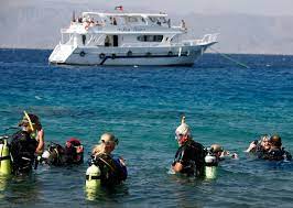 والاتصال مع المحيط في الجنوب من خلال مضيق باب المندب وخليج عدن. Ø§Ù„Ø·Ø§Ø¦Ø±Ø© Ø§Ù„ØºØ±Ù‚Ø§Ù†Ø© ØªÙ‚Ù„Ø¨ Ù…ÙˆØ§Ø²ÙŠÙ† Ø³ÙŠØ§Ø­Ø© Ø§Ù„ØºØ·Ø³ ÙÙŠ Ø§Ù„Ø¨Ø­Ø± Ø§Ù„Ø§Ø­Ù…Ø± Ø§Ù„Ø£Ù†Ø¨Ø§Ø·