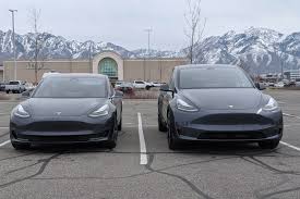 The model y may share a platform and a lot of related parts with the model 3, but it's poised to strike hard in a segment that'll start boiling anytime between now and next year. Auto Moto 17 Hours Agotesla What Are The Differences Between Model Y And Model 3 The New Electric Suv Collects 75 Of The Parts Of The Compact Sedan What Are The Differences Between
