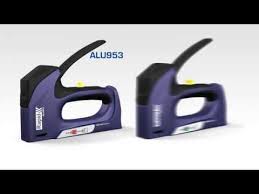 Retourner l'agrafeuse, et disposer dans le logement la barrette d'agrafes pattes vers le haut. Agrafeuse Cloueuse Manuelle Alu 940 Rapid Youtube