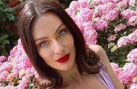 Contact paola turani on messenger. Paola Turani Instagram Eccitante Micro Shorts E Stivali Altissimi Gambe Favolose