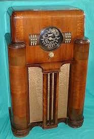 Check Out That Big Beautiful Dial And Just Imagine The Side Pillars As Copper Tanks Aww Yeaaah Vintage Radio Antique Radio Old Radios