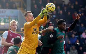 Aston villa eye stoke goalkeeper jack butland with no 1 tom heaton set for lengthy period out after suffering a knee injury against burnley. Aston Villa Fans Rue Tom Heaton S Injury Sustained Against Burnley Footballfancast Com