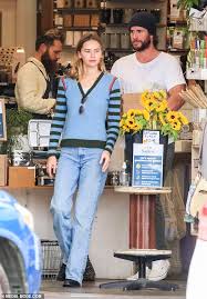 Liam hemsworth y gabriella brooks se encuentran en australia. Liam Hemsworth And Gabriella Brooks Pick Up Groceries At Organic Supermarket In Byron Bay Geeky Craze