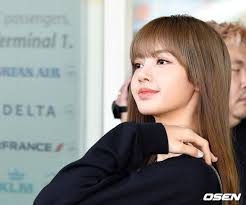 Lisa (Black Pink) khoe vẻ đẹp được ví như búp bê tại sân bay