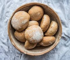 Knusprig Frisch Zum Fruhstuck Schnelle Dinkelbrotchen Uber Nacht Fink Feder Dinkelbrotchen Rezept Brot Selber Backen Rezept Brot Backen Rezept Einfach