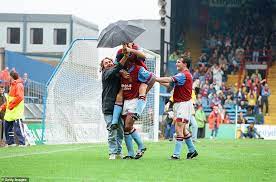 Aston villa fans pay tribute to dalian atkinson with a minute's applause in their match against huddersfield.please like the video and share wherever you can!to make sure you don't miss any of. Edtzt2 Sn2wm