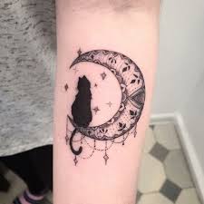 Halbmond Tattoo Bedeutung Und Viele Tolle Ideen Und Inspirationen Halbmond Tattoo Tattoo Ideen Tattoo Bedeutungen