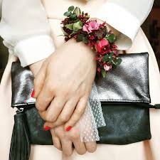 Ein Wunderschones Detail Fur Die Hochzeit Ein Blumen Armband In Den Trendfarben Beere Und Marsala F Blumen Armband Trauzeugin Blumen Trauzeugin Armband Blumen