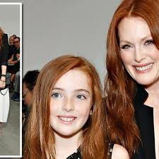 Julianne moore (3 of december 1960). Julianne Moore Sie Zeigt Ihrer Tochter Den Modezirkus Bunte De