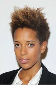 Coiffures frisées cheveux naturels cheveux courts bouclés cheveux bouclés coiffures populaires cheveux coiffure bouclée boucler ses cheveux naturellement coupe de cheveux. Le Top Des Modeles De Coupe Courte 2021 Doctissimo