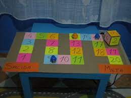 Un juego de mesa lleno de interferencias, dibujos. B Aprende En Casa Juego De Mesa Colores Y Numeros Juegos Con Numeros Juegos Matematicos Para Ninos Juegos Para Preescolar