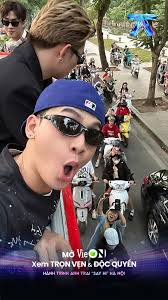 Fan Hà Nội đón dàn 'Say Hi': Phụ huynh 'đu idol' hộ con gái, đường phố chật  kín