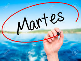 Hombre De La Mano Escribiendo Martes (martes, En Español) Con Marcador  Negro En La Pantalla Visual. Aislado En La Naturaleza. Negocios, La  Tecnología, El Concepto De Internet. Foto De Stock Fotos, Retratos,