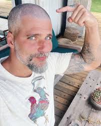 Bruno Gagliasso brinca com resultado de corte de cabelo feito pelos filhos