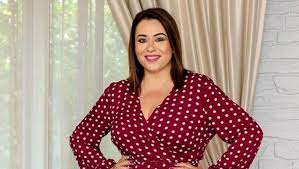 Vedeta spune că în câteva luni a pierdut patru măsuri la haine. Oana Roman CumpÄƒrÄƒ Haine De La TarabÄƒ Pentru Ea Sau Pentru Magazinul Online