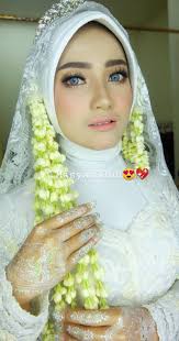 Yang khas dari pengantin wanita suku sunda adalah penggunaan mahkota yang disebut siger. Evie Mua Profile Hellobeauty