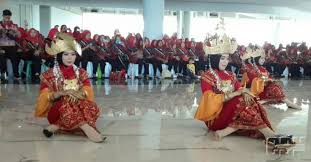 Tidak mencakup semuanya, setidaknya terdapat 9 nama tarian dari lampung lengkap dengan gambar dan penjelasan singkatnya. Pelestarian Tari Tradisional Butuh Peran Serta Sejumlah Pihak Cendana News