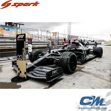 La formule 1, communément abrégée en f1, est une discipline de sport automobile considérée comme la catégorie reine de ce sport.elle a pris au fil des ans une dimension mondiale et elle est, avec les jeux olympiques et la coupe du monde de football, l'un des événements sportifs les plus médiatisés. Modelcar 1 18 Spark 18s567 Mercedes Amg F1 W11 Eq Performance 44