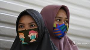 Gambar animasi cowok pake topi hd terbaru download now gambar kartun cowok pakai topi. Jangan Biarkan Hidung Tak Terlindungi Seperti Ini Pakai Masker Yang Benar Tribunnews Com Mobile