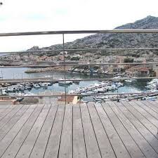 Notre caméra vous conduit dans le quartier des goudes, dans le 8e arrondissement de marseille. L Atelier Des Goudes Location Gite B B Des Calanques De Marseille Cassis Indoor Lodging Guest House In Marseille Parc Des Calanques