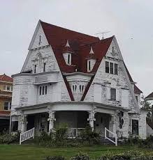 abandoned Queen of Hearts Mansion exterior