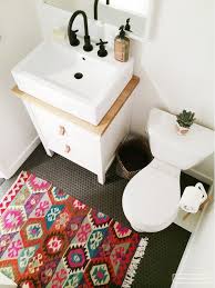 Small Powder Room Makeover With Colorful Rug And Contemporary Square Sink Ikea Vanity Kleine Badezimmer Kleines Bad Einrichten Badezimmer Waschbecken