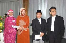 Neneng suryaningsih istri emha ainun najib. Faizal Motik S Web Log Pengalaman Merupakan Guru Yang Mulia Laman 2