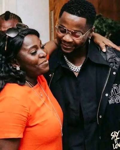 Le chanteur Kizz Daniel annonce le décès de sa mère un an après celui de sa belle-mère