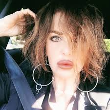 Alba parietti risponde sui social alle accuse pungenti della brigliadori. Alba Parietti Sfoggia Un Nuovo Look Taglio Cortissimo E Trucco Semipermanente Capellistyle