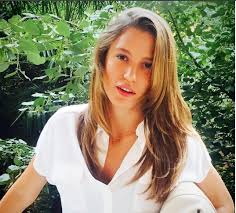 Serenay sarıkaya uzun saç modeli uzun ve kumral rengine sahip saçları ile genel olarak salık ve doğal bir görüntüyle karşımıza çıkmakta olan güzel oyuncu. Serenay Sarikaya Sac Rengi Nedir Kombin Kadin