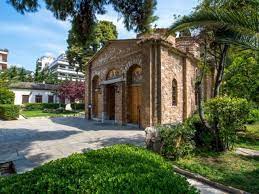 Επίθεση με καυστικό υγρό, πιθανότατα βιτριόλι, εναντίον έξι μητροπολιτών σημειώθηκε το απόγευμα στη μονή πετράκη. Y3jrammmh0ztgm