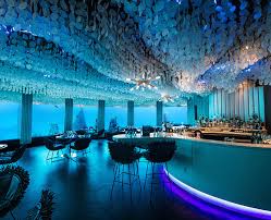 متعة تناول الأسماك في مطعم تحت الماء في جزر المالديف Ra2ed