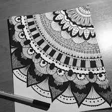 Stellen sie zu beginn dieser klasse sicher, welche linien die kinder machen können (wirbel, striche, zickzack, blasen usw.). What A Beautiful Combination Of Black And White Those Details Take A Look At Mandala Kunstunterricht Malen Und Zeichnen Zentangle Kunst