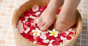 فوائد غسل القدمين بالماء والملح صحة جريدة اللواء