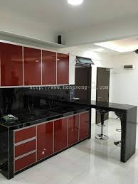 Dapur moden dengan pintu kaca berkabut untuk kabinet atas dan pintu merah tua padu untuk kabinet bawah. Johor Bahru Jb Kitchen Design Dapur Kering Reka Bentuk Dapur Daripada Hen Dapur Rumah Desain Dapur Desain